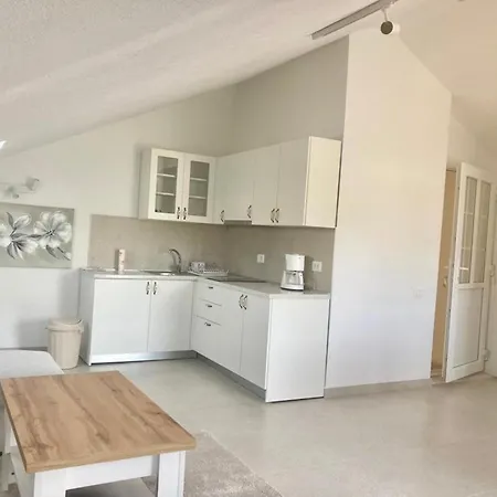 Sunshine Apartment Sutivan